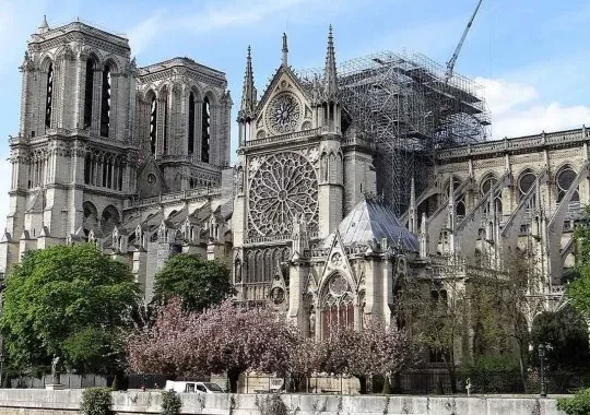 Notre-Dame de París: Historia, Incendio y Reapertura