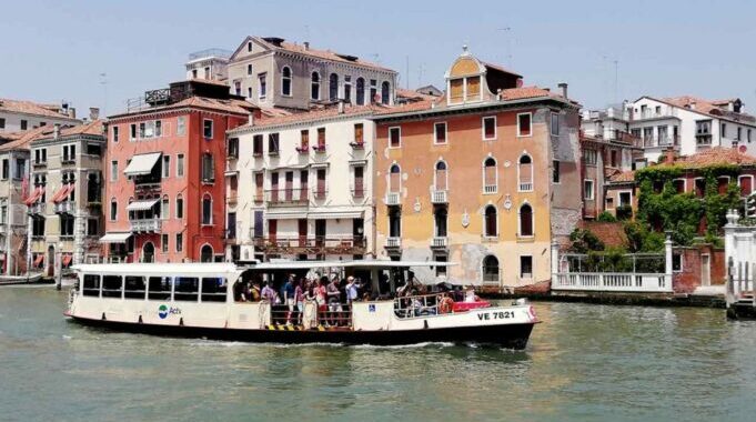 Guía Completa del Vaporetto y los Transportes Públicos en Venecia: Cómo Moverse y Llegar a la Ciudad